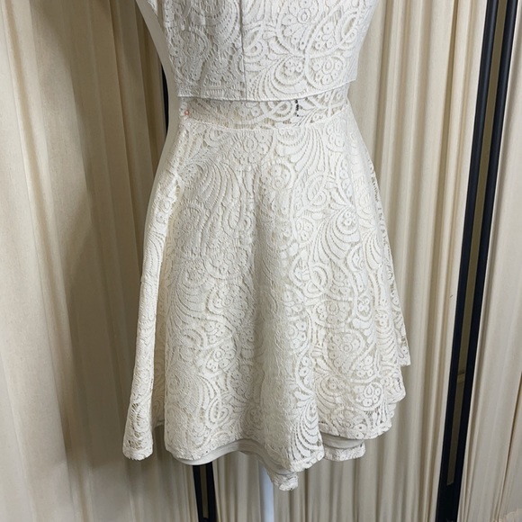 🎉HP🎉GORGEOUS DELICATE LACE DRESS- CREAM WHITE XS - Picture 4 of 10